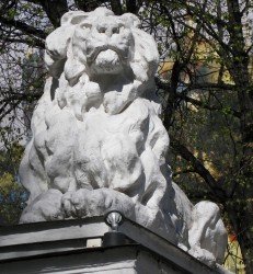 IMG_0808.JPG (430.85 КБ) 35635 просмотров Один из двух, лежащих на воротах центрального дома учёных